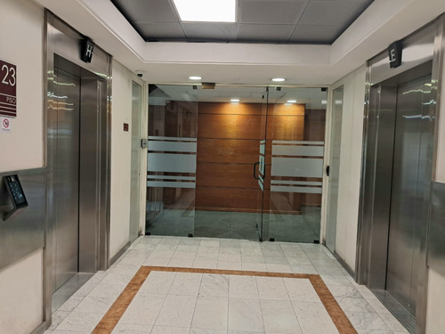 Amplia Oficina, Acceso Metro, Impecable. Uf 120 Mensual