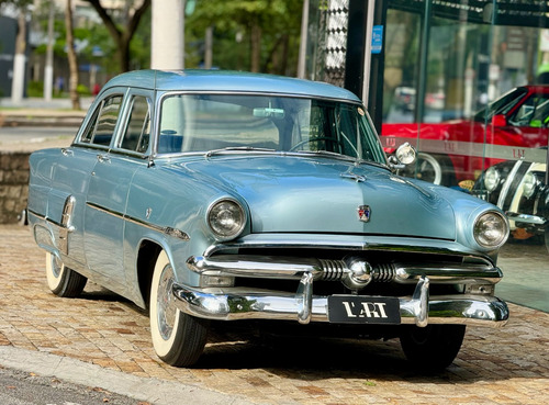 Ford Crestline Sedan - 1953