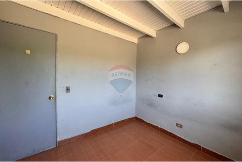 5 Dormitorios 3 Pisos Más Subterráneo Condominio
