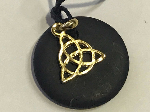 Dije Shungite Con Triskel Chapa De Oro