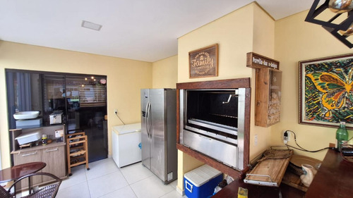Vendo Casa Amoblada Con Piscina En El Centro De Encarnación: 4 Habitaciones Y 4 Baños