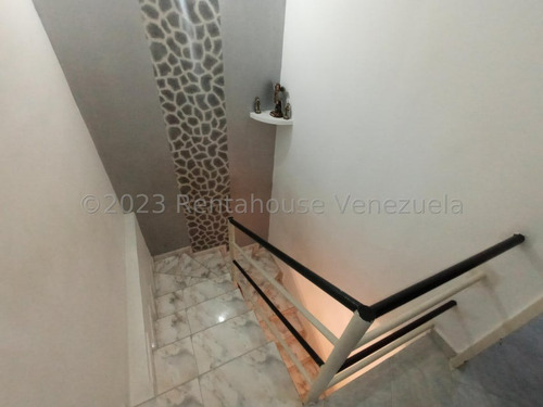 Hermoso Townhouse Amoblado En El Mejor Conjunto Residencial De Parque Valencia, Cocina Equpada Y Con Tope De Granito, Doble Entrada Con Porton Y Cerco Electrico, Camaras De Seguridad