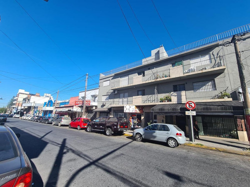 Imagen 2 de 9 de Departamento 2 Amb. Al Frente - 2º Piso X Escalera - S.justo (ctro)