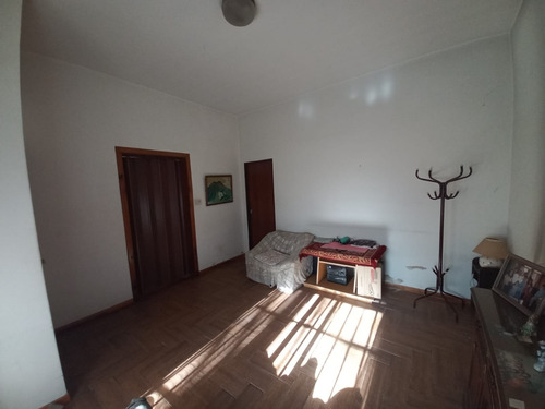 Venta Casa Lote Propio Con Garage Cubierto Y Local En Esquina 2 Plantas Con 2 Terrazas Tiene 166 M2 Cubiertos. A 3 Cuadras Parque Sarmiento Y Av Balbin, 4 Cuadras Av Gral Paz Y A 3 Cuadras Av Parque