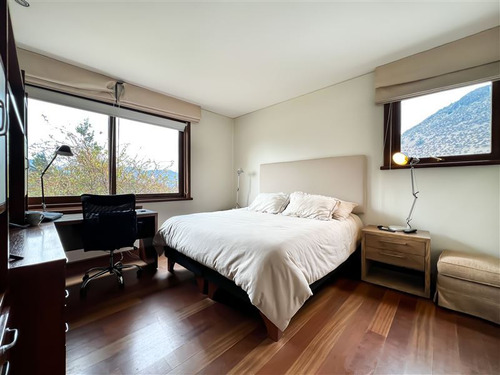 Casa En Venta De 6 Dorm. En Lo Barnechea
