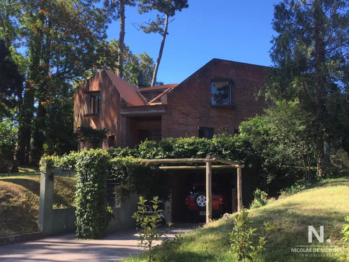 Oportunidad. Vende Casa De 3 Dormitorios En Playa Mansa, Con Amplio Terreno En Punta Del Este