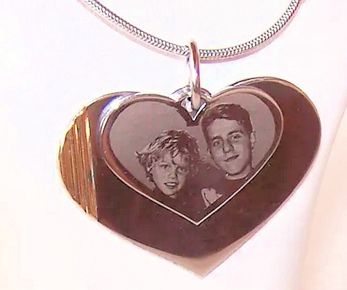 Foto Medalla Acero Quirúrgico Oro Corazón Doble 20x27mm