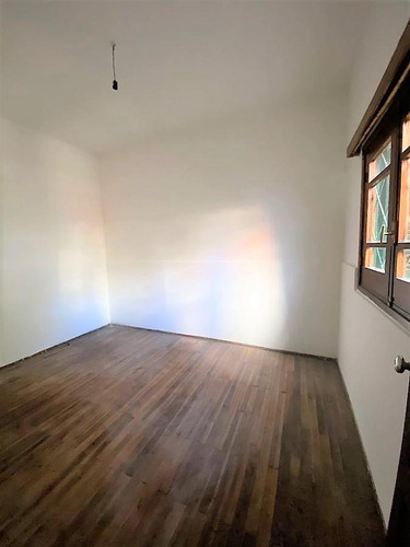 Casa En Planta Baja, Independiente, Al Frente Con Patio