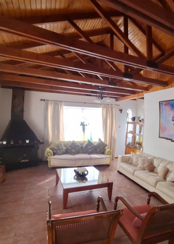 Casa En Venta De 4 Dormitorios. En Condominio En Los Andes
