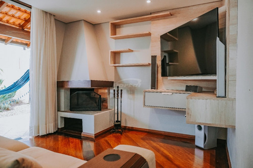 Casa Ampla Na Itoupava Norte, Com 3 Dormitórios Sendo Uma Suite, Sala De Jantar Sala De Estar Sala De Tv Com Lareira, Lavabo, Cozinha, Ampla Área De Lazer Com Piscina.aceita Apto De Menor Valor Na Ne