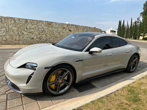 Taycan Turbo S 2021 Color Crayón