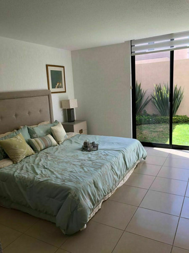 En Venta Casa Entre El Refugio Y Zibata, 139 M2, Gran Jardín, 3 Recamaras