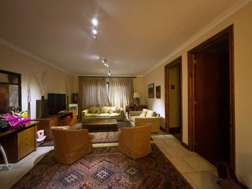 Exclusiva Propiedad Con Casa Principal Y Terreno De 9 Ha.
