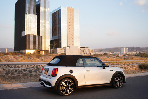 Mini Cooper Convertible 1.5 Iconic At