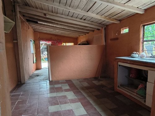 Atención!!! Muchas Posibilidades, Documentación Al Día, 5 Dormitorios Y 2 Baños, Actualmente 2 Apartamentos Y 1 Casa Principal! A 3 Cuadras De Ruta 11, Ideal 2 Familias, Estado A Mejorar!