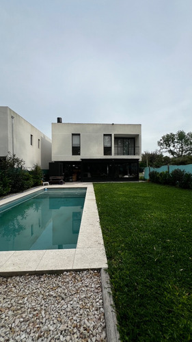 Casa En Venta - Barrio Solares De Zapiola