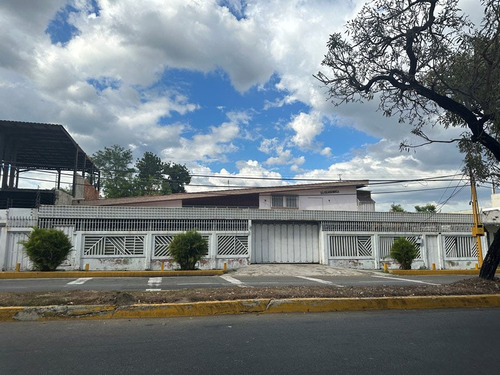 Sky Group Vende Casa Con Zonificación Comercial Y Un Local Con Estructura En Dos Niveles Ubicado En Plena Av. Carlos Sanda Urb. El Viñedo, Valencia.   