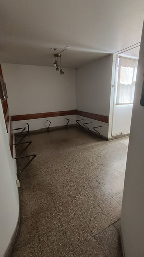 Unico 1er. Piso 8 Amb. Excelente Ubic. S/rivadavia