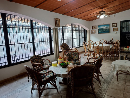 Imagen 14 de 26 de Fernando Guerrero Vende Casa De Dos Plantas En El Trigal Norte