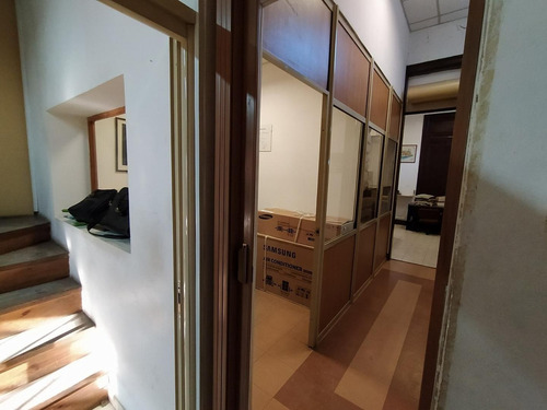 Imagen 6 de 30 de Edificio Comercial Con Oficinas Y Depósitos En Lote Propio