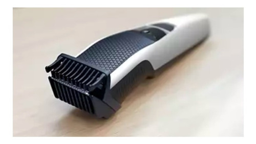 Imagen 4 de 10 de Cortabarba Philips Bt3206 Levanta Y Corta Recargable Premium