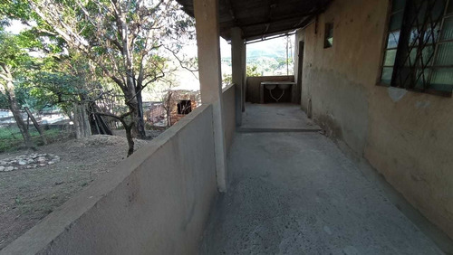 Casa De 5 Comodos 1 Banheiro Com Area