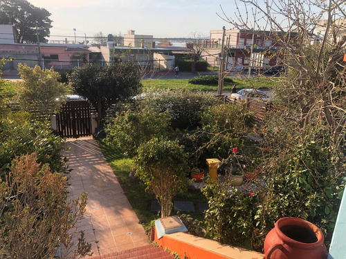 Casa En Alquiler En Piriapolis Con Parque Arbolado, Barbacoa Con Heladera Y Comedor Para 10 Personas