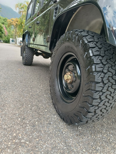 Land Rover Defender 2004.