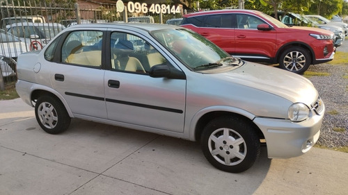 Imagen 10 de 15 de Chevrolet Corsa 2009 1.6 Classic