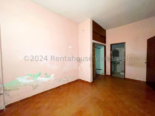 Casa En Alquiler Con Amplios Espacios En San Ignacio Maracay Estacionamiento Techado Agua Constante Estef 25-3327