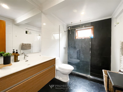 Casa En Venta De 5 Dorm. En Lo Barnechea