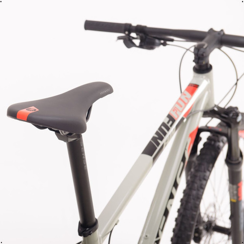 Mountain bike Sense Fun Evo 2023 aro 29 XL 18v freios de disco hidráulico câmbios Shimano Altus M2020 y Shimano Alivio M3100 Shadow cor cinza