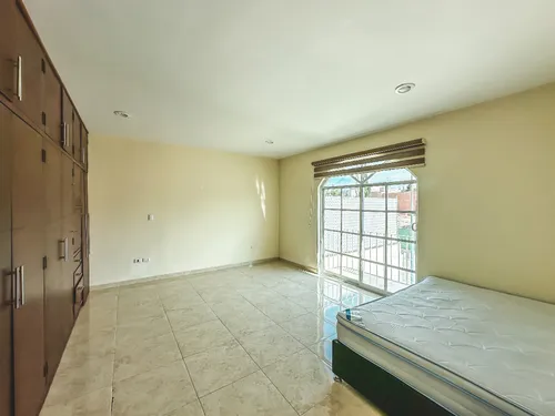 Casa En Venta Con Recámara En Planta Baja En Rincones De La Calera.