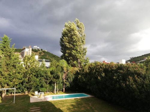 Vendo Casa En La Cuesta 4 Dor, Lote Plano, Pileta. Parque Consolidado