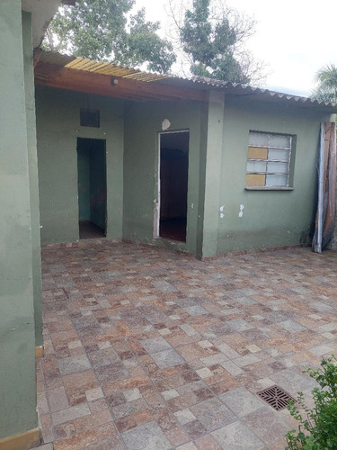 Casa En Lote Propio Con 2 Dormitorios, Entrada Auto, Jardín, Terreno, Lavadero Cubierto, Amplio Galpón