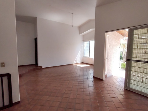 Casa En Un Solo Nivel En Venta En Jardines De Satelite, Cuernavaca Morelos.