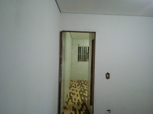 Casa Com Garagem 3 Cômodos Com Banheiro