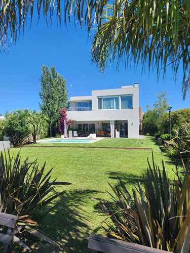 Casa En Venta Con Fondo A La Laguna En Canning