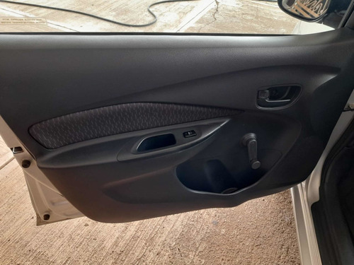 Imagen 10 de 13 de Toyota Yaris 2011 1.5 Sedan Core Aa At