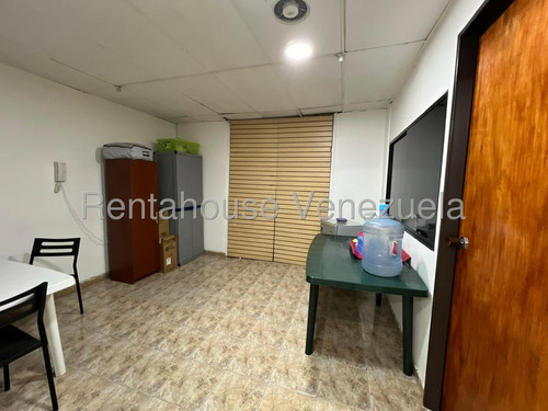 Edificio Industrial En Alquiler En Catia Con Montacarga Y Electricidad 440 Ideal Para Fabricas Depositos Distribuidores Con Showroom Exhibicion Galpon Oficinas Deposito Importadores 25-10144