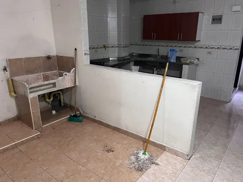 Edificio De 4 Pisos Con 3 Apartamentos Y Un Local