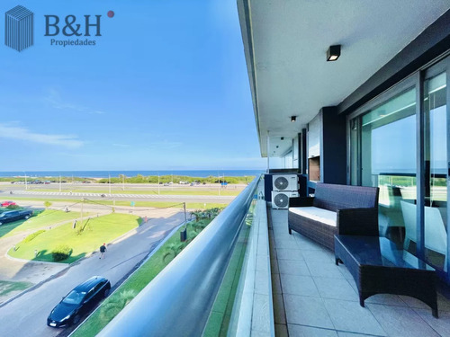 Apartamento De 2 Dormitorios Y Parrillero Frente A Playa Brava, Punta Del Este