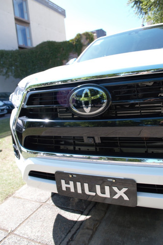 Imagen 8 de 22 de Toyota Hilux 4x4 Dc Srx 2.8 Tdi 6 At 0km