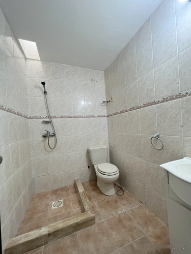 Alquiler De Hermosa Casa, Totalmente Reciclada, Piedras Blancas, 2 Dormitorios, Cochera, Baño, 2 Patios, Sin Gastos Comunes, Muy Segura!!