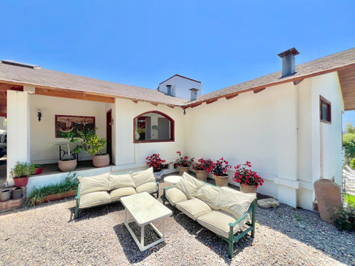 En Venta Encantadora Y Sólida Casa Con Linda Vista, Zapallar