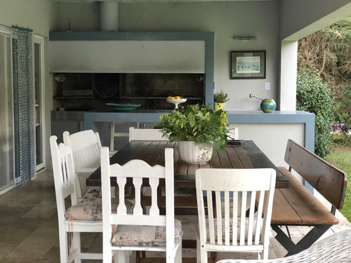 Excelente, Práctica Y Funcional Casa En Venta En Las Glorietas