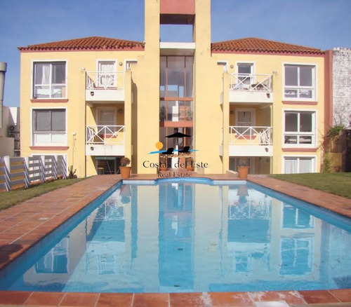 Edificio Con Piscina