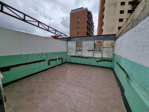 Raiza Suarez Vende De Oportunidad Terreno De 832 Mts2 En Av Moran De Barquisimeto 2 4 2 7 9 6 0 En El Mismo Se Encuentran Ubicadas Con 2 Casas Para Remodelar. Cuenta Con Todos Los Servicios Básicos