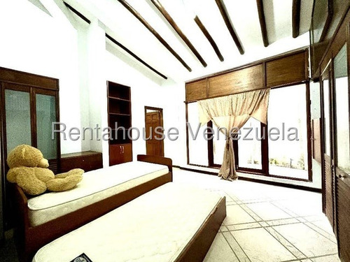 Fredxia Castillo Vende Amplia Casa, Amoblada Y Con Piscina En La Avenida Los Abogados De Barquisimeto # 25-11394