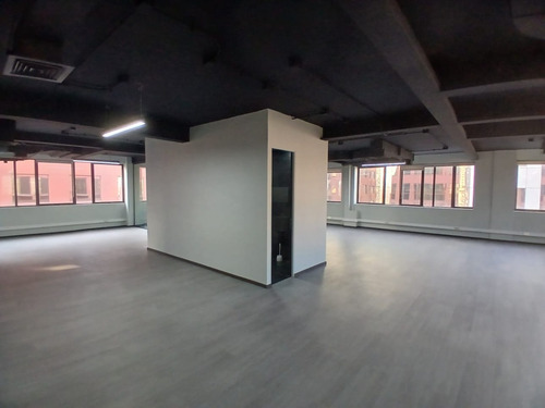 Excelente Oficina Recién Remodelada De 338m2 De Planta Libre